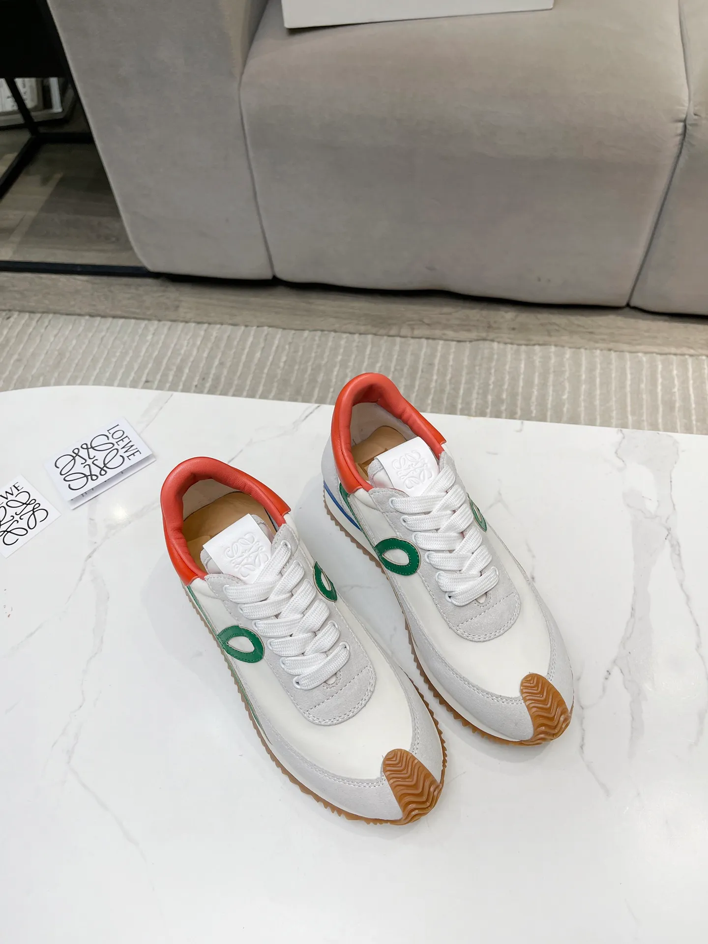 👟👟Ex-factory price 520👟👟 Men's code +10 Women's model: 35--39 (customized code 40 for women), Men's model: 40--44 (customized code 45 for men), 🔥🔥Hot LOEWE 2024 latest inner color block moral training shoes Forrest Gump shoes super good-looking super versatile color block stitching upper Very high-end hidden inner vagina 4cm! The heel has a novel design, is soft and comfortable, and has an exclusive brand logo on the side. It will be rated as the most comfortable sneaker of the year and is a must-have for your shoe cabinet!  The upper is made of special original cowhide + original cloth imported from Australia. The cowhide insole / original private model is exclusively customized with a 1:1 outsole!  Complete set in original packaging.